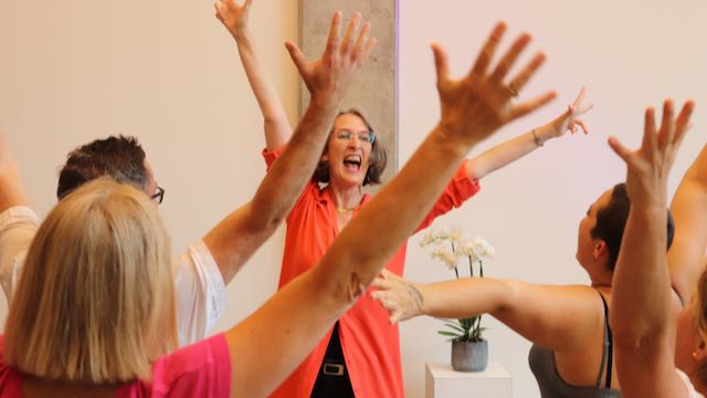 Silke Trost mit Teilnehmenden im Workshop Be yourself - authentisch selbstbewusst auftreten